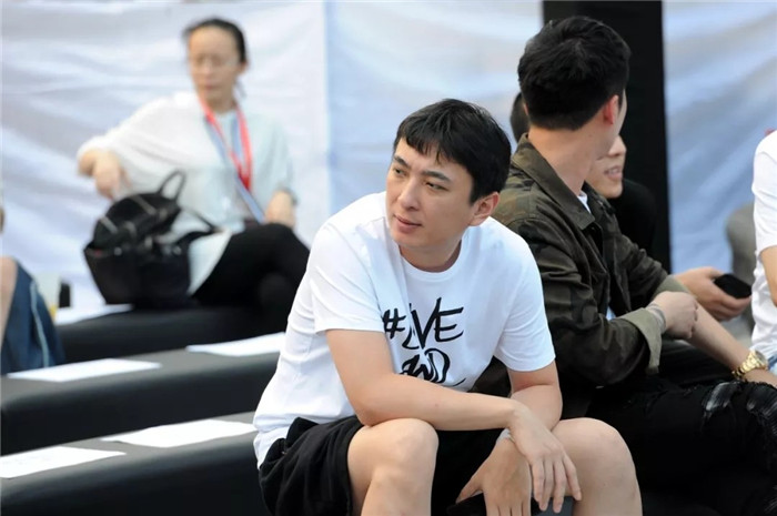 國民老公十年實習期暗淡收場，草根大學生又該如何立足職場？